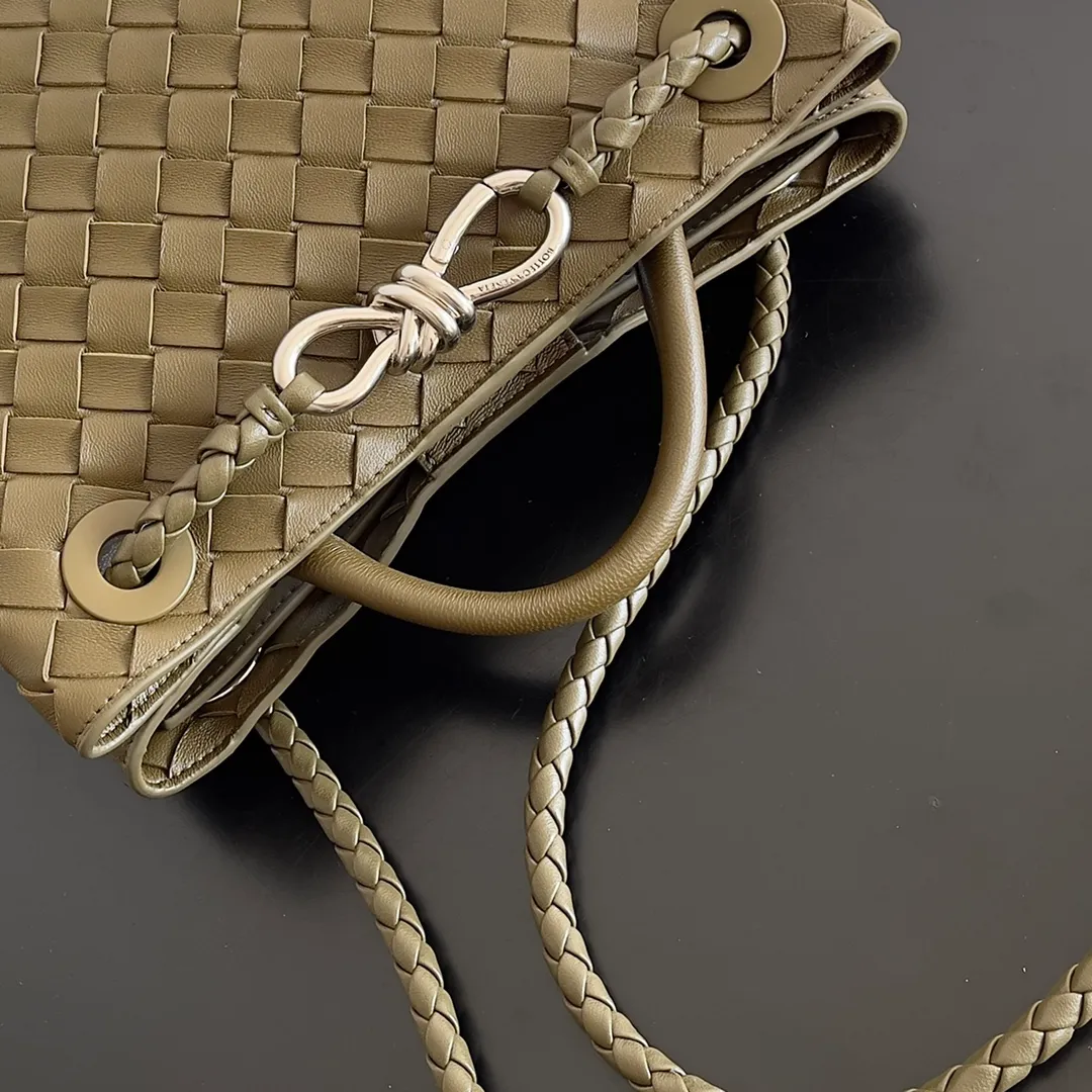 The 2023 new Andiamo batch of 1860 BV has been shipped‼ ️Really popular🔥The new Andiamo woven handbag launched by Bottega Veneta this season is really popular all over the world! ! Celebrities at home and abroad have worn it, and Oscar-winning actress Michelle Yeoh has taken it out on the street. Song Jia, Trai Yara, Yu Feihong, Sanji Ayaka, Rosie Hunting-Whiteley, Yoshioka Riho, etc. have all picked up this bag. It is classic and versatile, showing off its temperament, and the bag capacity is also large, which is very convenient for daily commuting! ! A variety of carrying methods, the shoulder straps can be adjusted by yourself, the original lambskin feels soft and delicate, and the neutral style is made to break gender boundaries and bring a more practical and longer-lasting use experience. Andiamo, which has both elegant and casual styles, perfectly interprets the true appearance of "fashionable old money style". Style number: 743568 Size: 25*22*10.5cm